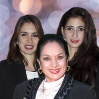 A poco de anunciar su boda: el día que Elena Furiase y Alba Flores se complotaron para Lola Flores