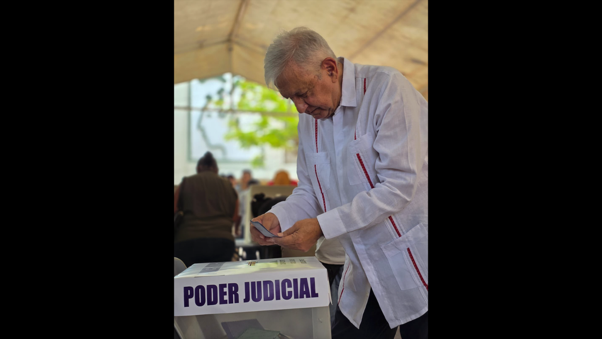 En imagen, el expresidente López Obrador, artífice de la reforma judicial, en la elección del domingo 1 de junio