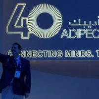 Emiratos Árabes inaugura cumbre anual de petróleo y gas en medio de guerras y elecciones en EU