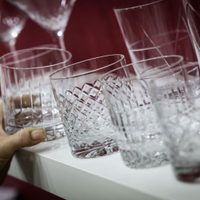 El truco de la abuela para sacarle brillo a los vasos de vidrio después de lavarlos y que no queden opacos