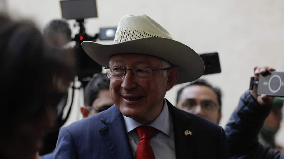 Ken Salazar, abordado por la prensa en su regreso a Palacio Nacional