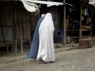 Primera conferencia de los talibanes: respetarán los derechos de las mujeres, pero con una condición