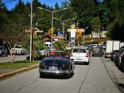 Vecinos y comerciantes de Villa la Angostura juntan firmas para rechazar el cobro por el estacionamiento medido
