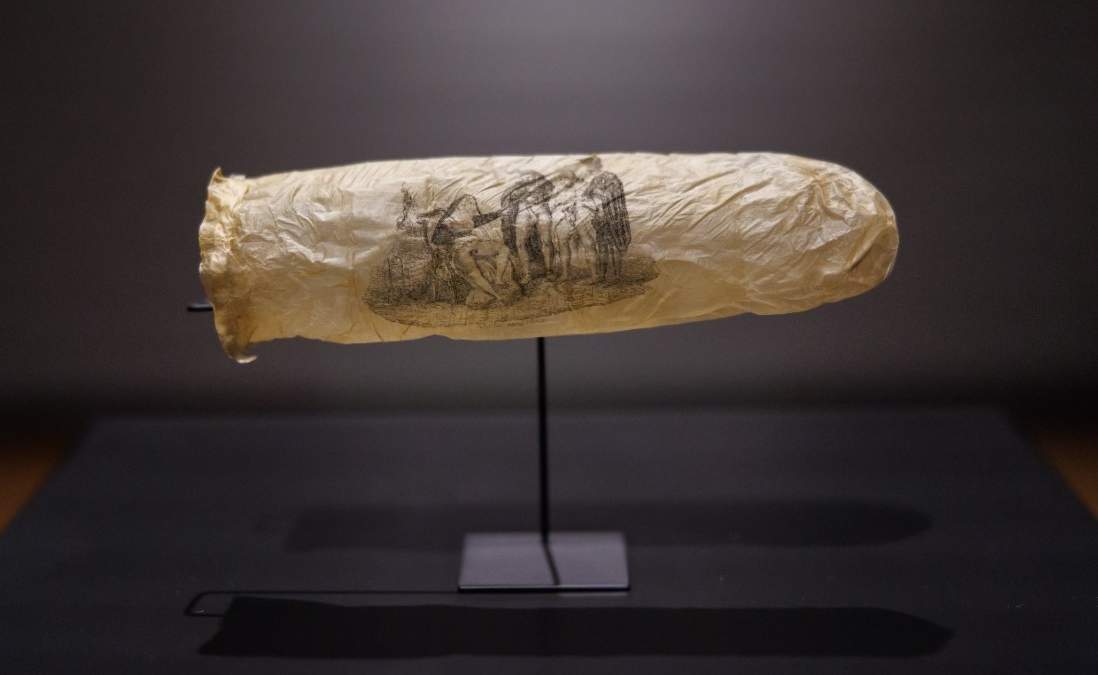 Esta imagen proporcionada por el Rijksmueum muestra un condón con una impresión, circa 1830, que se exhibe en el Rijksmuseum de Ámsterdam