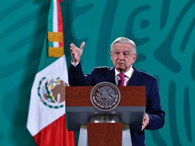 AMLO pide a conservadores de sectas como el Yunque "salir del clóset" y ser auténticos como Vox
