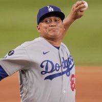 El pitcher mexicano Víctor González llega a Yankees por intercambio con Dodgers
