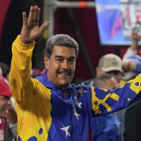 Maduro festeja el triunfo que le atribuye el CNE y dice que impedirá un estallido de violencia