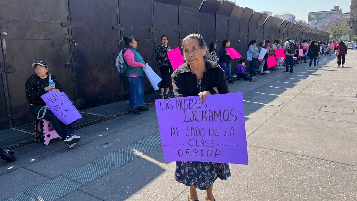 Protesta de mujeres integrantes de la organización Unión de Lucha Vecinal del Valle de Anáhuac frente a las vallas colocadas alrededor de Palacio Nacional