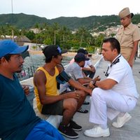 Marinos rescatan a cinco pescadores que naufragaban en costas de Guerrero