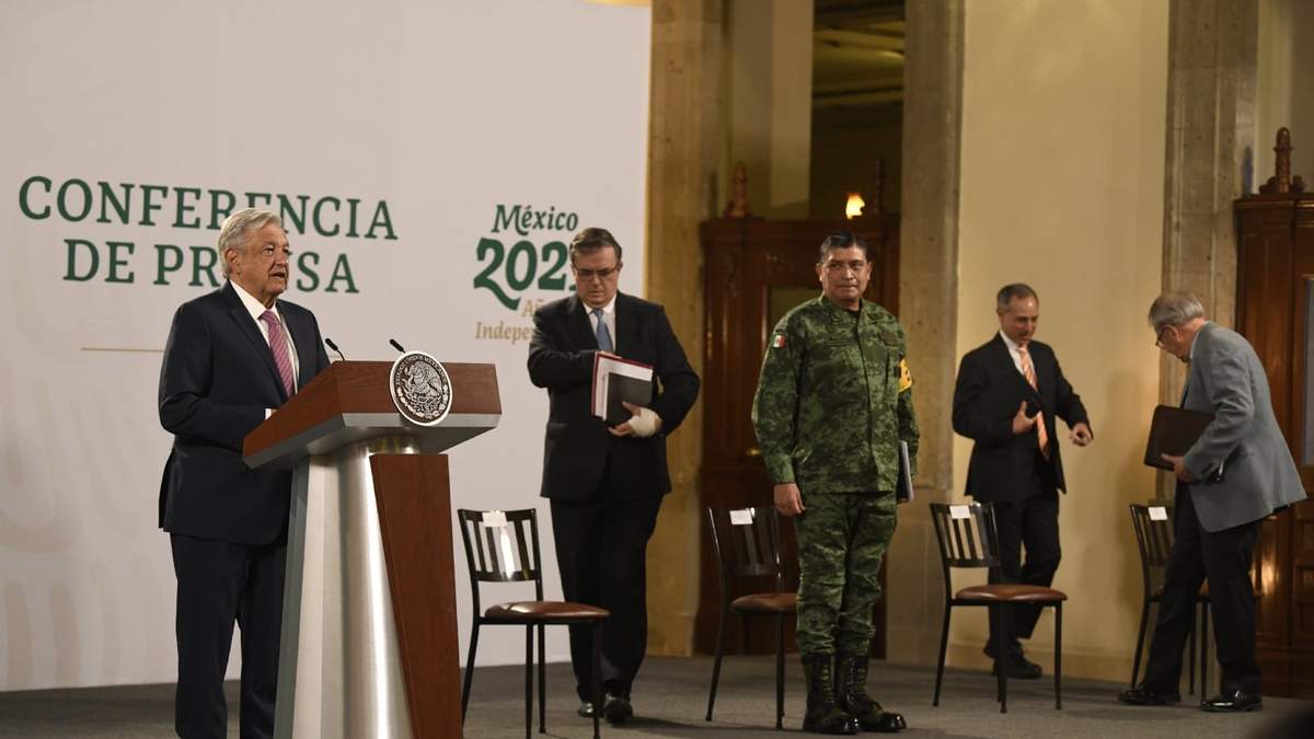 El presidente López Obrador en una conferencia, junto con parte de su gabinete