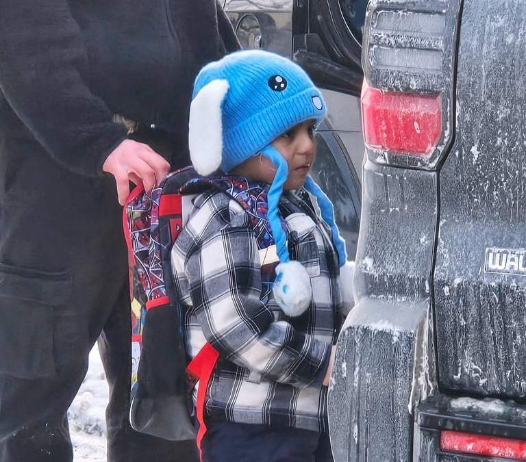 Liam Conejo Ramos, de 5 años, es detenido por agentes del Servicio de Inmigración y Control de Aduanas de Estados Unidos tras llegar a su casa después de la escuela, el martes 20 de enero de 2026, en un suburbio de Minneapolis