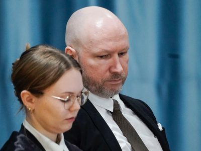 Asesino masivo de Noruega acusa nuevamente a gobierno de violar sus derechos