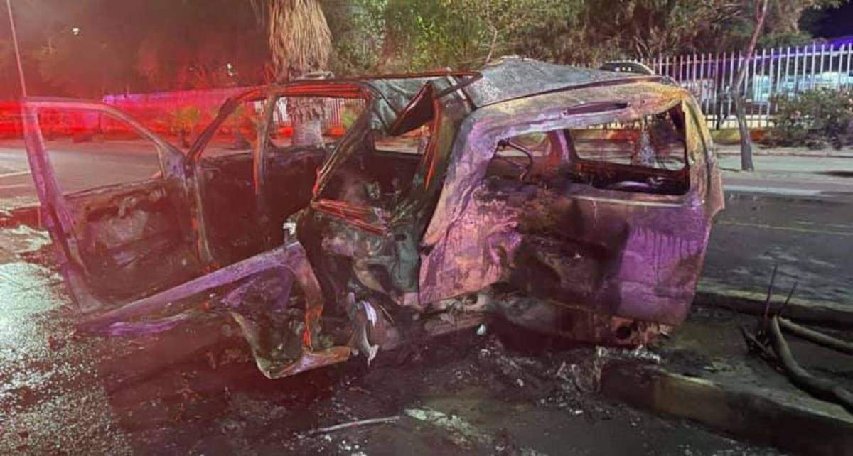 La camioneta incendiada tras el impacto