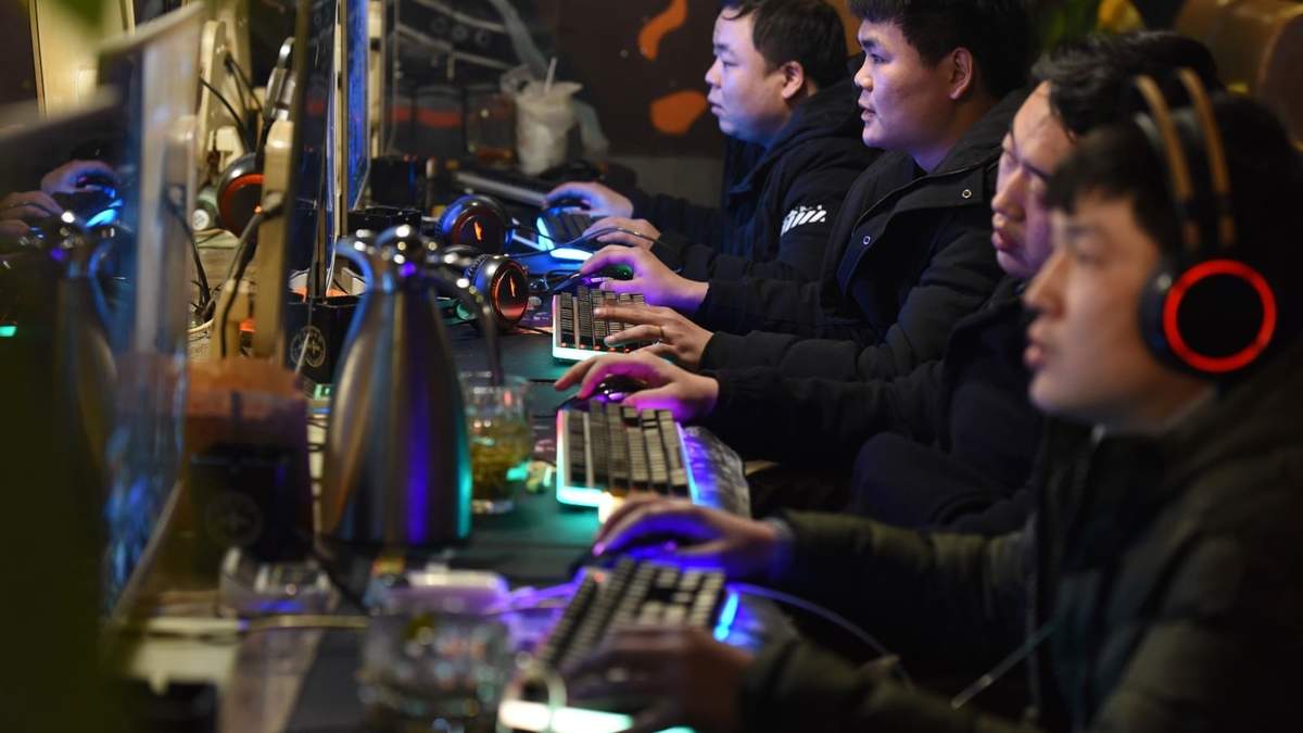 Gente jugando en internet en un cibercafé en Fuyang, en la provincia central china de Anhui
