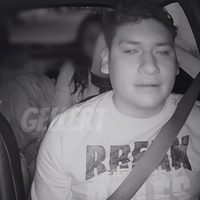 Graban a joven dejando a su amiga inconsciente en un taxi de aplicación