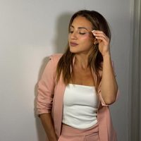 Sage green: cómo es y cómo se combina el color que elige Eleonora Wexler para resaltar en esta temporada