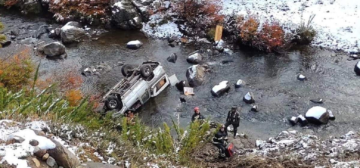 La camioneta en el arroyo luego del vuelco. Fuente: (Bomberos de Villa Pehuenia)
