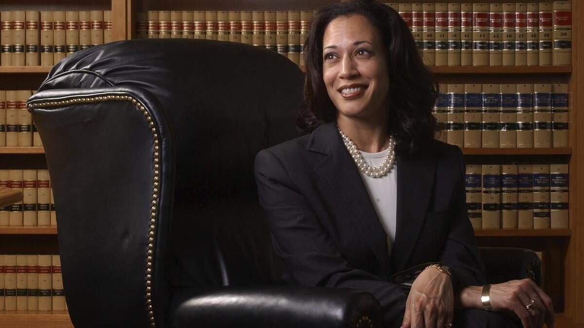 ARCHIVO - La entonces fiscal de distrito de San Francisco Kamala Harris posa para un retrato en San Francisco el 18 de junio de 2004. Ya ha roto barreras, y ahora podría convertirse en la primera mujer negra que lidera una candidatura de un gran partido, tras la retirada del presidente Joe Biden