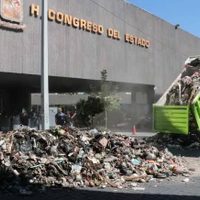 Descargan toneladas de basura frente al Congreso de NL