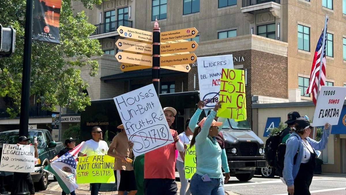 Manifestantes protestaron el viernes en Tallahassee contra una nueva ley de Florida que sanciona a los empleadores que dan trabajo a inmigrantes que ingresaron al país sin autorización