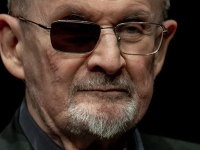 El escritor Salman Rushdie habla en el juicio contra su atacante: "quedé en un lago de sangre"