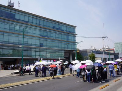 Empleados del INAI bloquean Insurgentes; demandan indemnización y respeto a sus derechos laborales