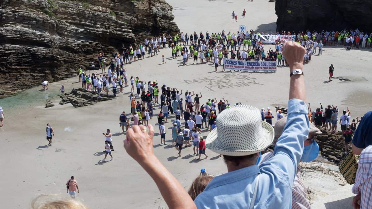 Protesta en la playa. Fuente: (Twitter)