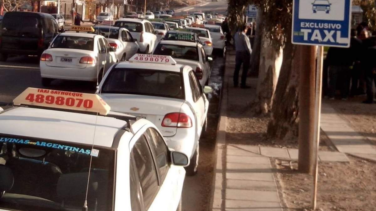 Los taxis siguen siendo la única opción para muchos vecinos, especialmente en horarios nocturnos o zonas alejadas. Fuente: (Centenario Digital).