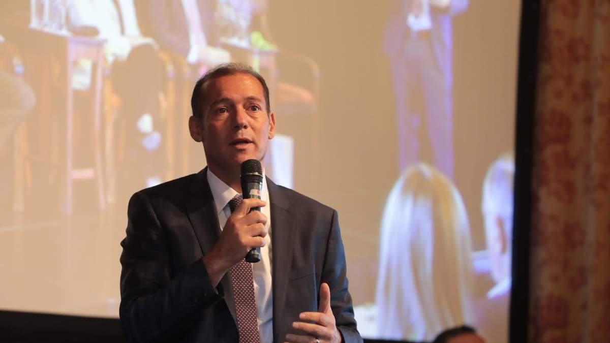Omar Gutiérrez en la conferencia en Bariloche. Fuente: (Twitter)