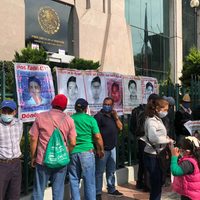 Familiares de los 43 desaparecidos protestan en el Consejo de la Judicatura