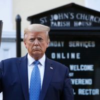 "Hagamos que Estados Unidos vuelva a rezar": Trump ahora vende Biblias por esta razón