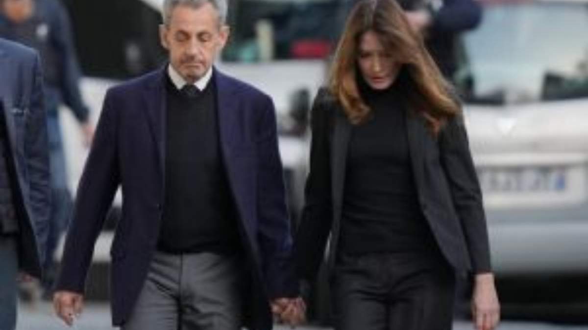 El expresidente de Francia Nicolas Sarkozy y su esposa, Carla Bruni-Sarkozy, salen de su casa el martes 21 de octubre de 2025 en París, para que Sarkozy se dirija a prisión
