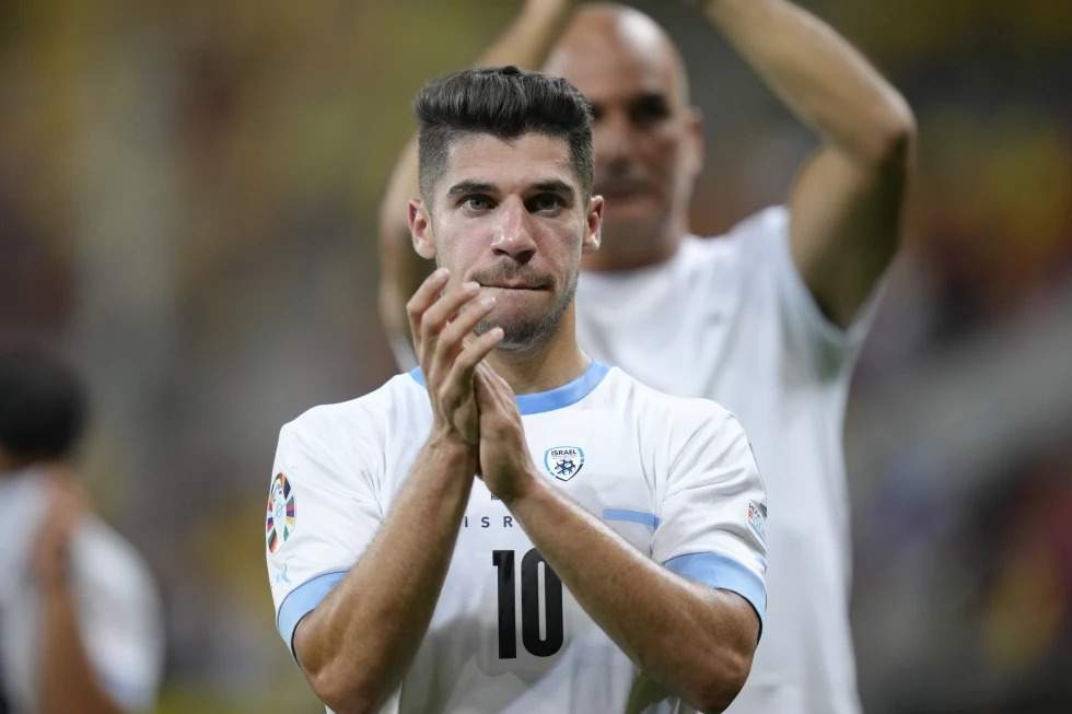 El israelí Manor Solomon aplaude a sus aficionados al final del partido de clasificación para la Eurocopa 2024 entre Rumania e Israel en el estadio Arena Nacional de Bucarest, Rumania, el sábado 9 de septiembre de 2023.