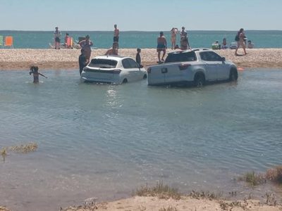 Las Grutas: por la marea, decenas de autos quedaron bajo el agua