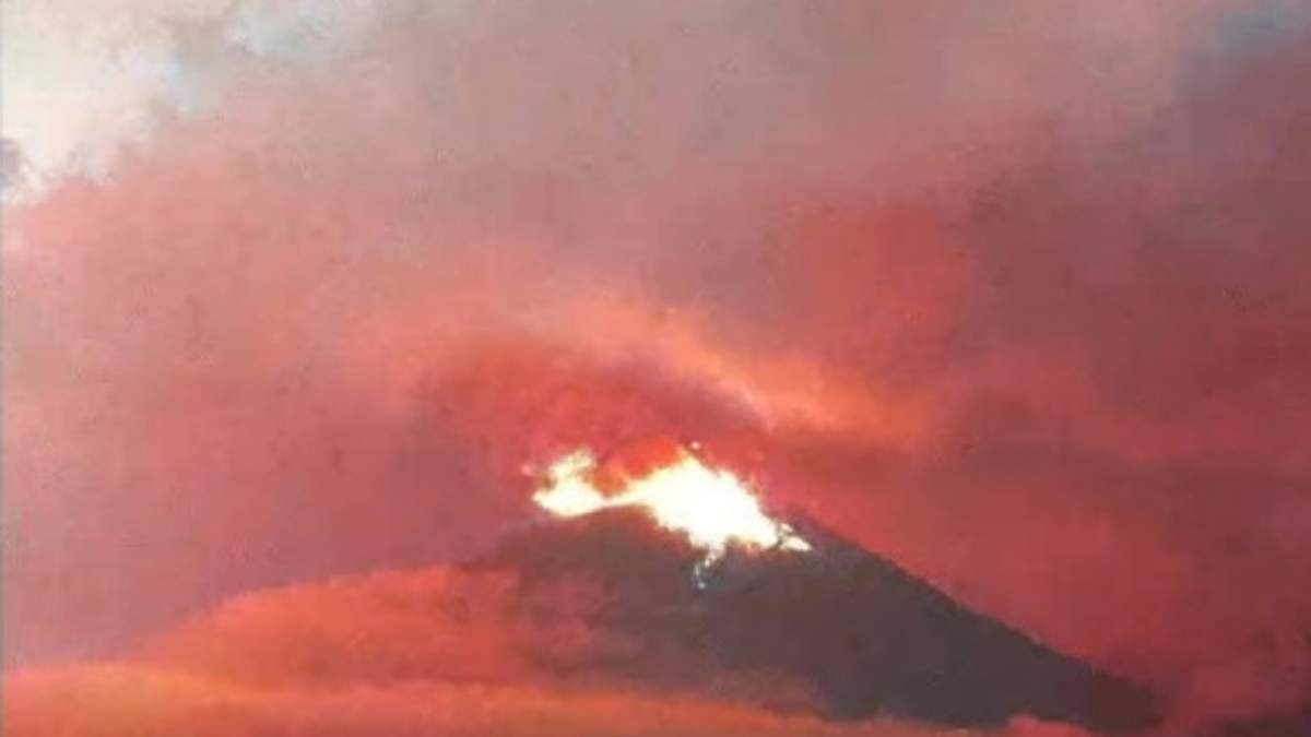 Volcán Popocatépetl la noche del 25 de mayo