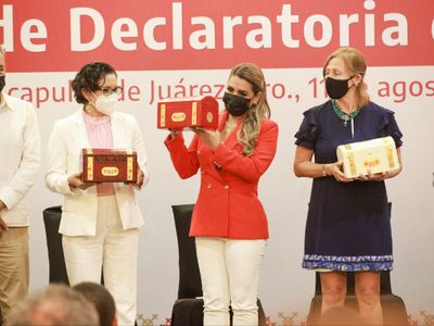 Gobernadora de Guerrero recibe denominación de origen de las Lacas de Olinalá