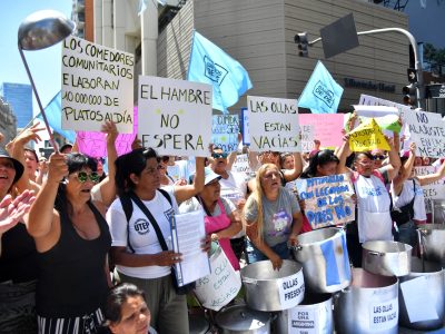 Organizaciones sociales reclaman alimentos en grandes supermercados