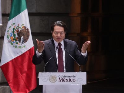 Mario Delgado anuncia aumento de 9 por ciento a sueldo de maestros