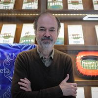 En su nuevo libro Juan Villoro convierte la cancha en una página y la página en una cancha