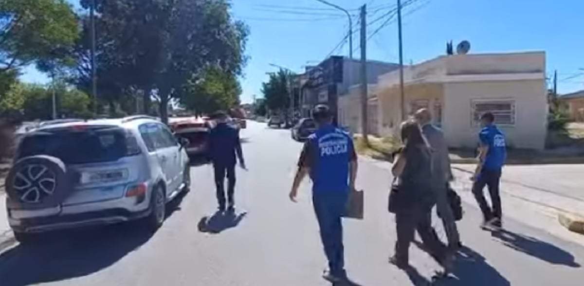 La comitiva encabezada por el fiscal Pablo Vignaroli. Fuente (captura de video FM Top)