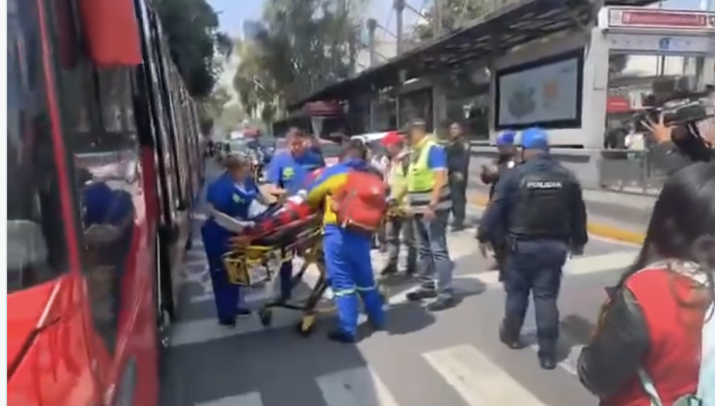 Metrobús frena de emergencia para no arrollar a un motociclista, pero hay 12 pasajeros lesionados