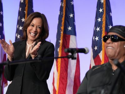 Kamala Harris celebra sus 60 años en acto de campaña con Stevie Wonder (Video)