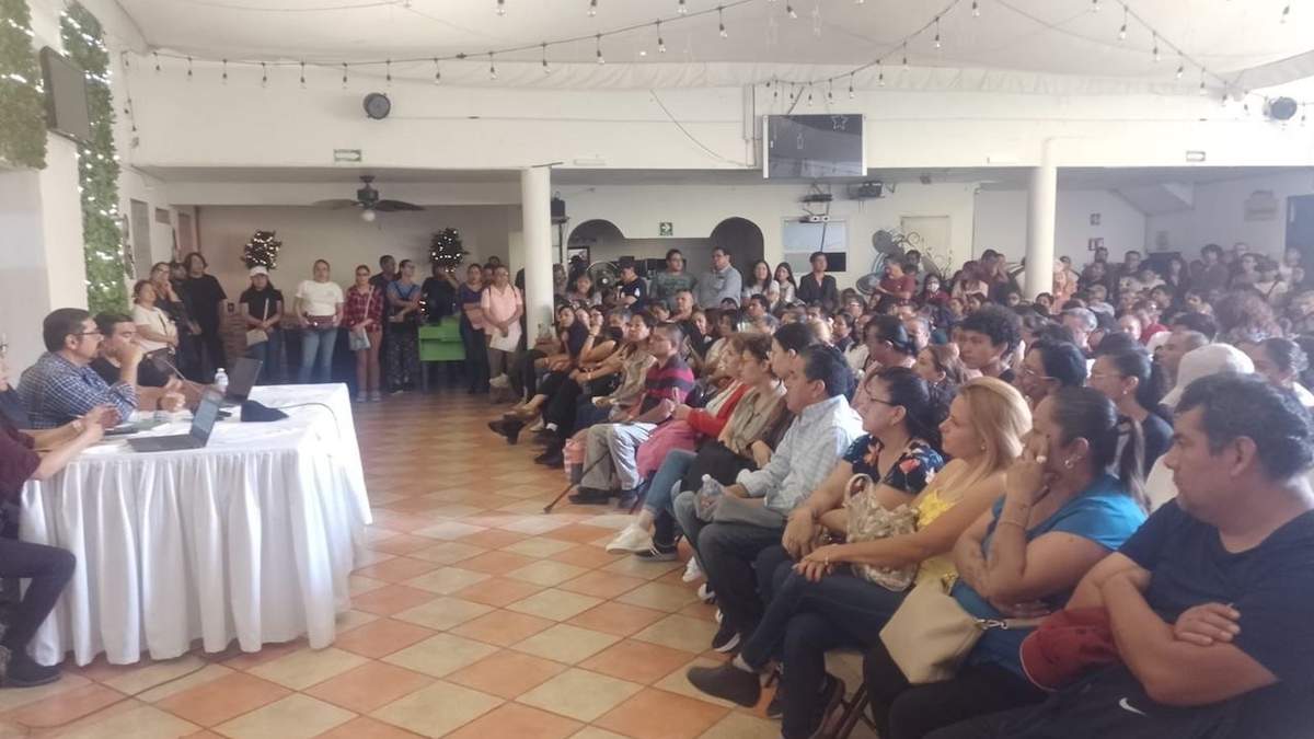 Reunión del director del CCH Naucalpan con padres de familia