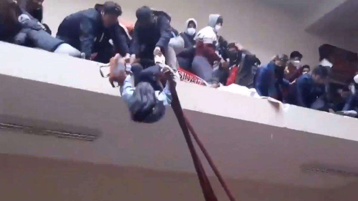 Varios estudiantes tomaron videos del momento en que sus compañeros caen al vacío