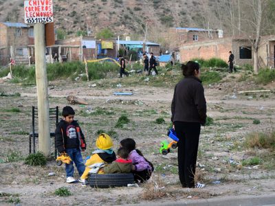 Pese a los récord de Vaca Muerta, la pobreza aumentó en el conglomerado Neuquén-Plottier