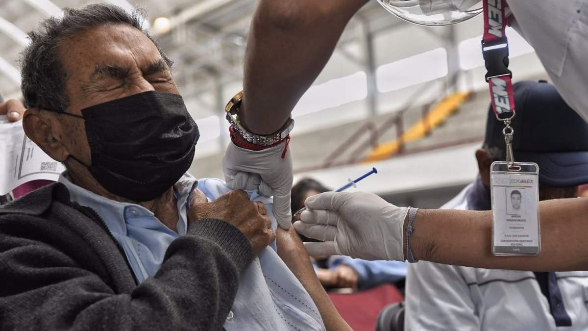 La vacunación a adultos mayores comenzó este lunes en Ecatepec