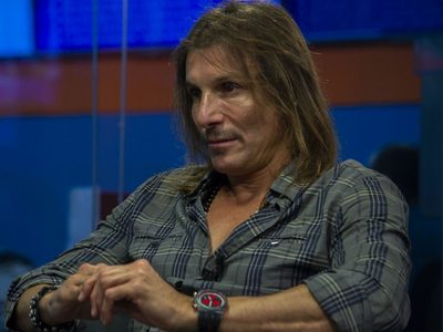 Claudio Caniggia y su pareja, Sofía Bonelli, se mostraron enamorados en las playas de México