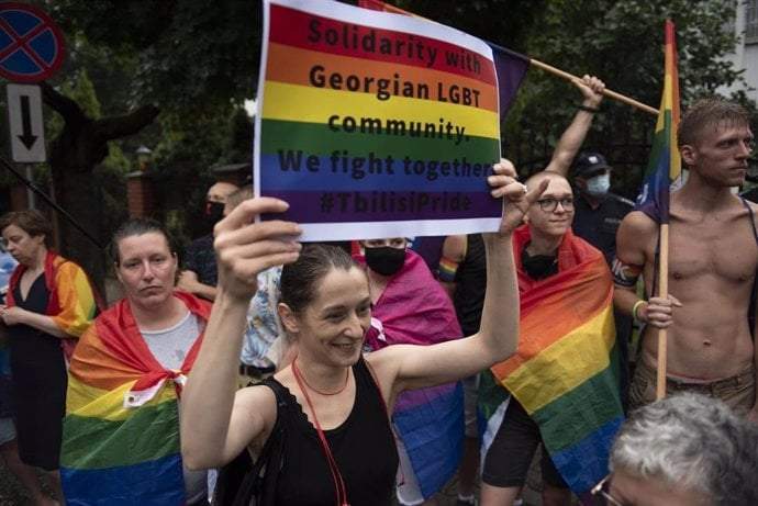 Marcha en Varsovia en solidaridad con la comunidad LGBTTIQ+ de Georgia.