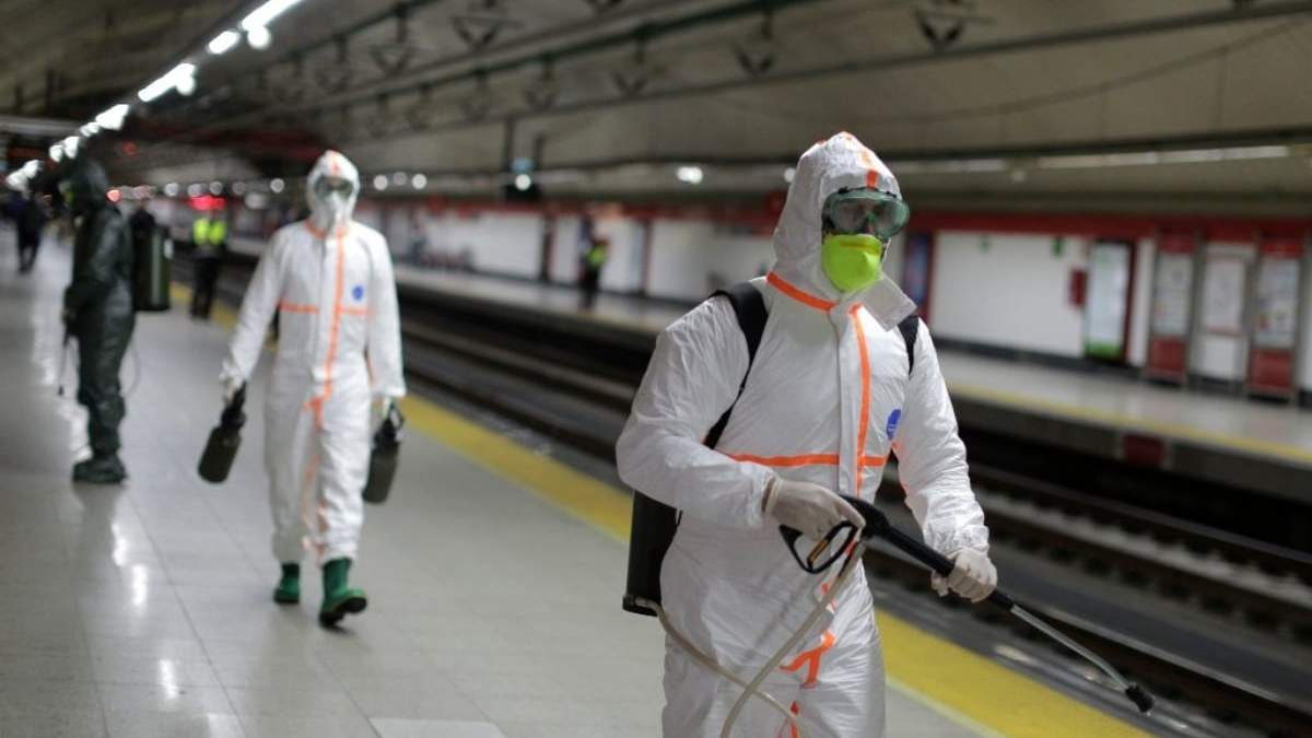 Trabajadores sanitizan transporte público en España