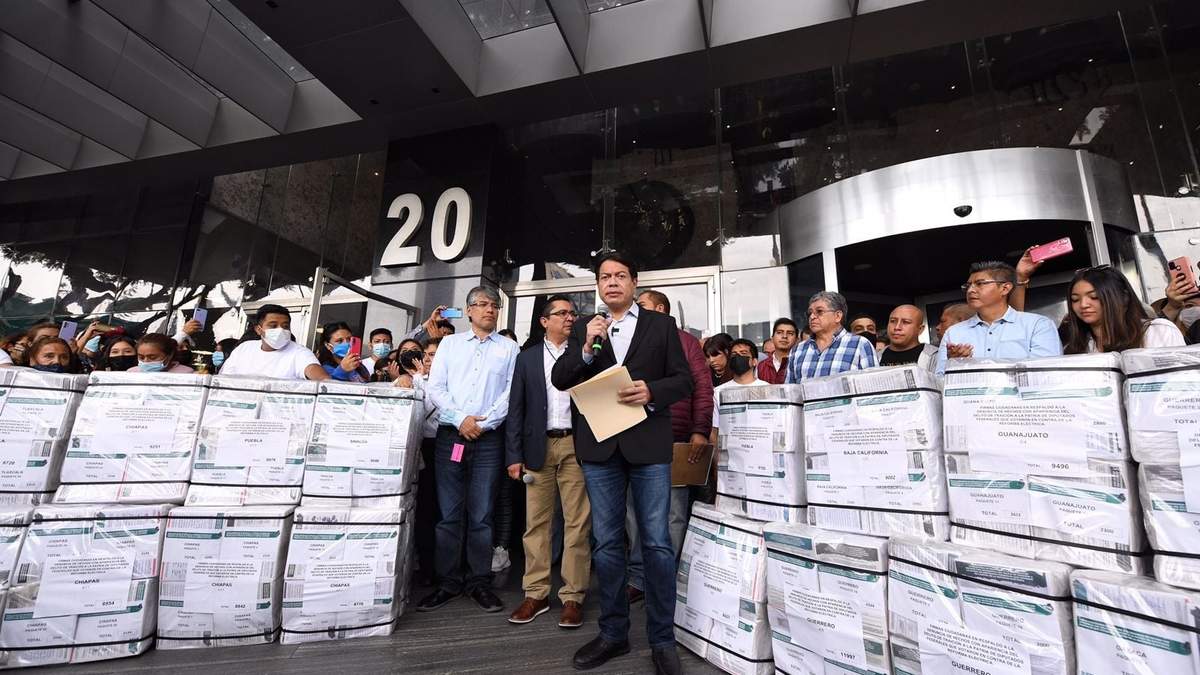 Mario Delgado, líder de Morena, presentó cajas con supuestas firmas apoyando su denuncia